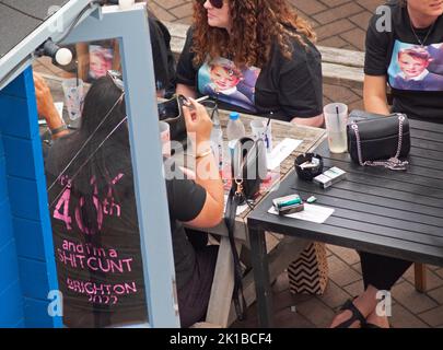 Une fête d'anniversaire de 40th ans dans un bar Brighton Banque D'Images