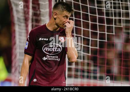 Krzysztof Piatek, l'attaquant polonais de Salerntana, regarde pendant la série Un match de football entre Salerntana et Lecce au stade Arechi de Salerne, dans le sud de l'Italie, sur 16 septembre 2021. Banque D'Images