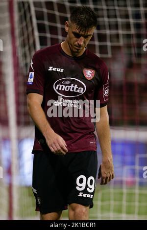 Krzysztof Piatek, l'attaquant polonais de Salerntana, regarde pendant la série Un match de football entre Salerntana et Lecce au stade Arechi de Salerne, dans le sud de l'Italie, sur 16 septembre 2021. Banque D'Images