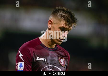 Krzysztof Piatek, l'attaquant polonais de Salerntana, regarde pendant la série Un match de football entre Salerntana et Lecce au stade Arechi de Salerne, dans le sud de l'Italie, sur 16 septembre 2021. Banque D'Images