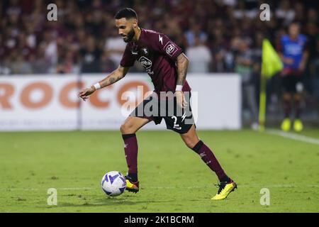 Dylan Bronn, le défenseur tunisien de Salerntana, contrôle le ballon lors du match de football de la série A entre Salerntana et Lecce au stade Arechi de Salerne, dans le sud de l'Italie, sur 16 septembre 2021. Banque D'Images