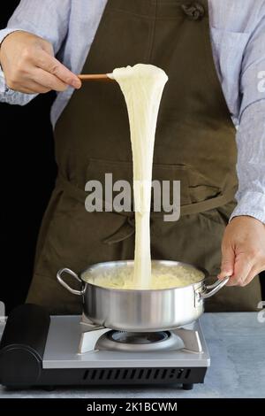 Pommes Aligot, plat extensible mélangé au fromage (Tomme fraîche de l'Aubrac) et purée de pommes de terre, cuisine française traditionnelle Banque D'Images