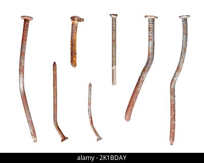 Ongles anciens et gauchis corrodés, utilisés et oxydés, isolés sur fond blanc Banque D'Images