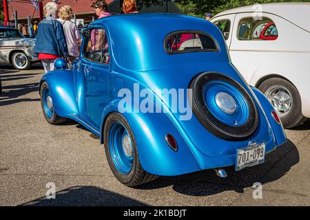 Falcon Heights, MN - 18 juin 2022 : vue d'angle arrière à haute perspective d'un coupé Topolino Fiat 500 1947 lors d'un salon automobile local. Banque D'Images