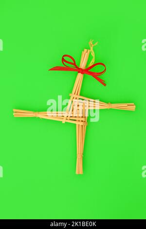 Saint Brigids Croix de païen irlandais symbole de la protection de la maison bénédiction contre le feu et le mal. Fabriqué traditionnellement en Irlande le premier jour de printemps d'Imbolc Banque D'Images