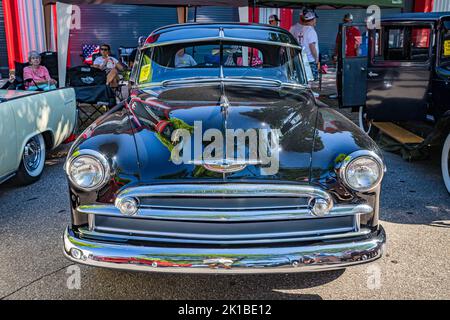 Falcon Heights, MN - 18 juin 2022 : vue de face d'une berline de luxe 2 portes 1950 de Chevrolet à l'occasion d'un salon automobile local. Banque D'Images