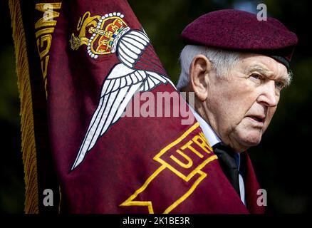 EDE, pays-Bas. 17th septembre 2022. 2022-09-17 12:31:35 EDE - Un porteur de drapeau pendant la commémoration sur le Ginkelse Heide où les combattants sont commémorés qui ont combattu pour la liberté là en 1944 dans le cadre de l'opération jardin du marché. ANP KOEN VAN WEEL pays-bas - belgique sortie crédit: ANP/Alay Live News Banque D'Images