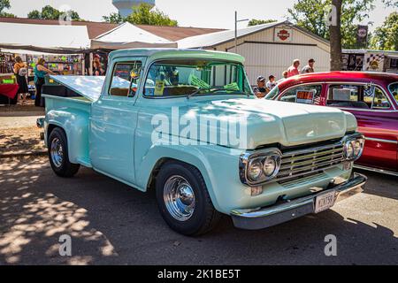 Falcon Heights, MN - 18 juin 2022 : vue d'angle avant à haute perspective d'un pick-up Ford F100 1959 à plateforme lors d'un salon de voitures local. Banque D'Images