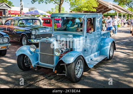 Falcon Heights, MN - 18 juin 2022 : vue d'angle avant à haute visibilité d'un pick-up à tige chaude 1927 de Chevrolet lors d'un salon de voitures local. Banque D'Images