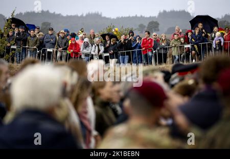 EDE, pays-Bas. 17th septembre 2022. 2022-09-17 12:23:13 EDE - parties intéressées pendant la commémoration sur le Ginkelse Heide où les combattants sont commémorés qui ont combattu pour la liberté là-bas en 1944 dans le cadre de l'opération jardin du marché. ANP KOEN VAN WEEL pays-bas - belgique sortie crédit: ANP/Alay Live News Banque D'Images