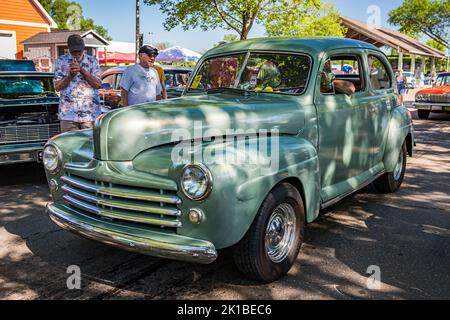 Falcon Heights, MN - 18 juin 2022 : vue d'angle avant à haute perspective d'un coupé Ford Super Deluxe 1947 lors d'un salon de voiture local. Banque D'Images