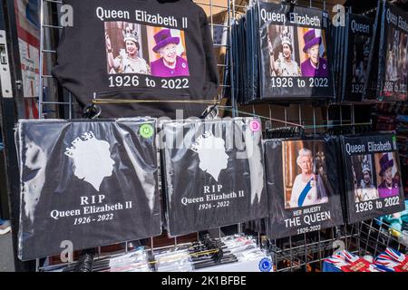 17 septembre 2022 : un vendeur vendant des souvenirs après la mort de la reine Elizabeth II, Londres, Royaume-Uni Banque D'Images