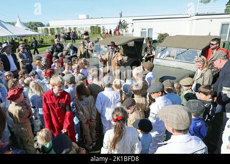 Goodwood, West Sussex, Royaume-Uni. 17th septembre 2022. Alex Kinsman dirige le briefing des pilotes de la Settrington Cup au Goodwood Revival à Goodwood, dans l'ouest du Sussex, au Royaume-Uni. © Malcolm Greig/Alamy Live News Banque D'Images