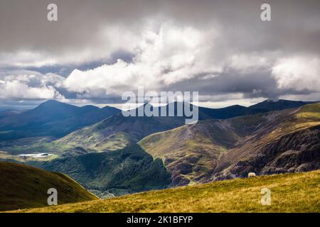 Vue sur la forêt de Beddgelert jusqu'à la chaîne de montagnes Nantlle Ridge depuis Moel Eilio dans le parc national de Snowdonia. Llanberis, Gwynedd, nord du pays de Galles, Royaume-Uni, Grande-Bretagne Banque D'Images
