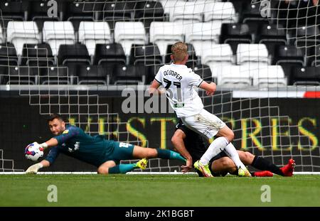 Nathan Baxter, gardien de but de Hull City, fait des économies à l'Oli Cooper de Swansea City lors du match de championnat Sky Bet au stade Swansea.com de Swansea. Date de la photo: Samedi 17 septembre 2022. Banque D'Images