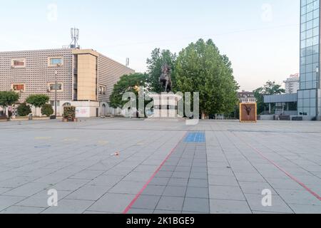 Pristina, Kosovo - 5 juin 2022 : place Skanderbeg avec statue du commandant militaire Skanderbeg. Banque D'Images