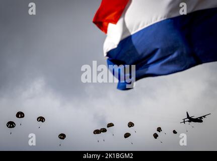 EDE, pays-Bas. 17th septembre 2022. 2022-09-17 10:31:49 EDE - parachutistes lors d'une chute de masse saut en parachute au-dessus du Ginkelse Heide où les combattants sont commémorés qui ont combattu pour la liberté là-bas en 1944 dans le cadre de l'opération jardin du marché. ANP KOEN VAN WEEL pays-bas - belgique sortie crédit: ANP/Alay Live News Banque D'Images