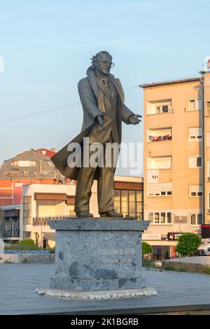 Pristina, Kosovo - 5 juin 2022 : statue d'Ibrahim Rugova, éminent dirigeant politique albanais du Kosovo. Banque D'Images