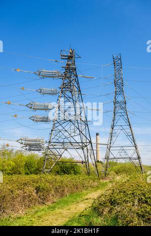 Grands pylônes d'électricité pour la centrale électrique d'Uskmouth à la réserve naturelle nationale de Newport Wetlands. Nash, Newport, Ggent, pays de Galles, Royaume-Uni, Grande-Bretagne Banque D'Images