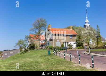 Église et maisons au sommet de la digue à Urk, pays-Bas Banque D'Images