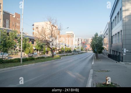 Pristina, Kosovo - 5 juin 2022 : rue Eqrem Cabej dans le centre-ville. Une rue principale de la ville de Pristina. Banque D'Images