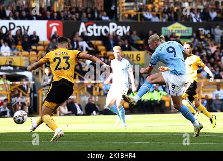 Wolverhampton, Royaume-Uni. 17th septembre 2022. Erling Haaland, de Manchester City, marque son deuxième but lors du match de la Premier League à Molineux, Wolverhampton. Crédit photo à lire: Darren Staples / Sportimage crédit: Sportimage / Alay Live News Banque D'Images