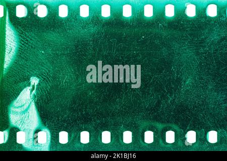 Texture ou surface poussiéreuse et rugueuse du film 35 mm.Film perforé rayé isolé sur fond blanc. Banque D'Images