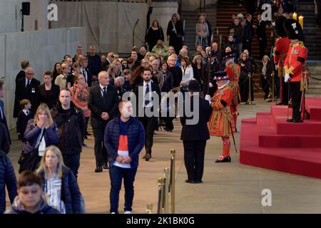 Reine Elizabeth II - située dans l'État à Westminster Hall Banque D'Images