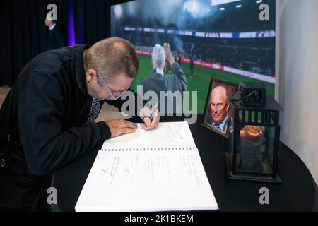 L'illustration montre un hommage à l'ancien joueur et directeur du RSCA Michel Verschueren, samedi 23 juillet 2022 à X, Bruxelles. « Monsieur Michel » est décédé plus tôt cette semaine. Les fans et les amis du club de football RSC Anderlecht peuvent lui rendre hommage dans le stade du club « Lotto Park » anciennement connu sous le nom de « constant Vanden Stockstadion ». BELGA PHOTO HATIM KAGHAT Banque D'Images