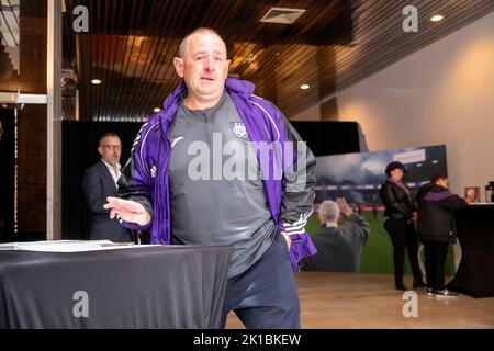 L'illustration montre un hommage à l'ancien joueur et directeur du RSCA Michel Verschueren, samedi 23 juillet 2022 à X, Bruxelles. « Monsieur Michel » est décédé plus tôt cette semaine. Les fans et les amis du club de football RSC Anderlecht peuvent lui rendre hommage dans le stade du club « Lotto Park » anciennement connu sous le nom de « constant Vanden Stockstadion ». BELGA PHOTO HATIM KAGHAT Banque D'Images