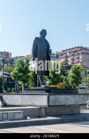 Pristina, Kosovo - 5 juin 2022 : statue d'Ibrahim Rugova. Banque D'Images