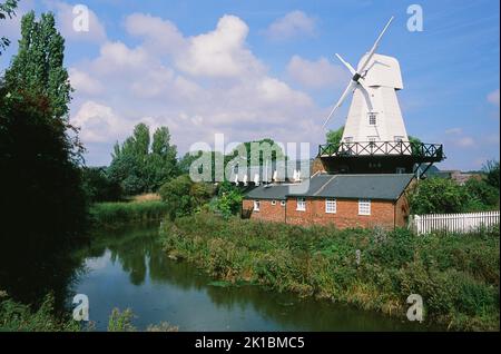 Moulin à vent et chalets à Rye, East Sussex, sud-est de l'Angleterre, près de la rivière Tillingham, en été Banque D'Images