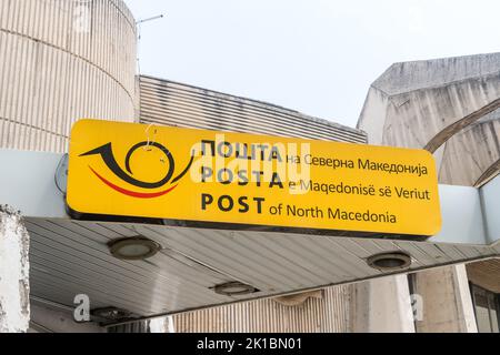 Skopje, Macédoine du Nord - 5 juin 2022 : logo et signe de la poste de Macédoine du Nord. Banque D'Images