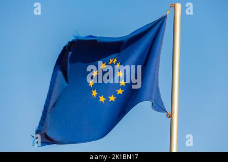 Le drapeau de l'Union européenne agitant dans un ciel bleu Banque D'Images