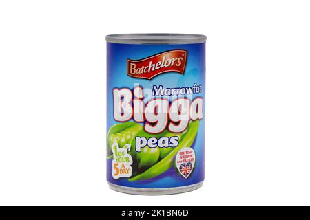 Irvine, Écosse, Royaume-Uni - 20 août 2022 : petits pois marrowfat de marque Bachelors dans une boîte recyclable et une étiquette en papier Banque D'Images