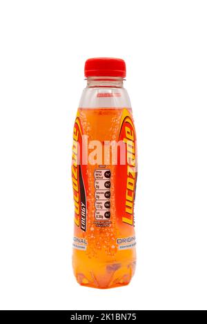 Irvine, Écosse, Royaume-Uni - 20 août 2022 : boisson énergétique originale de marque Lucozade en bouteille plastique recyclable et étiquette de bouchon affichant les valeurs énergétiques Banque D'Images