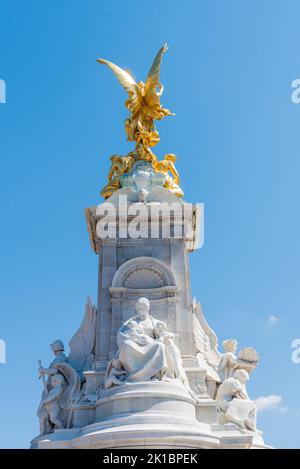 Royaume-Uni, Londres - 29 juillet 2022 : le monument commémoratif de Victoria à la reine Victoria en face du palais de Buckingham à Londres, Angleterre Banque D'Images