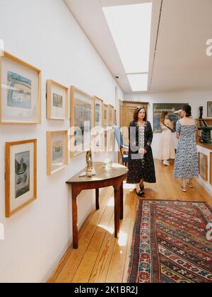 Visiteurs profitant de la nouvelle extension de la galerie d'art Jim & Helen Ede musée de la collection Kettle's Yard, Cambridge Cambridgeshire Angleterre Royaume-Uni Banque D'Images