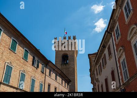 Haut de 36 mètres et couronné par des remparts de Ghibelline, la Torre del Borgo a été construite au 12th siècle et se trouve sur la Piazza Giacomo Leopardi, en R Banque D'Images