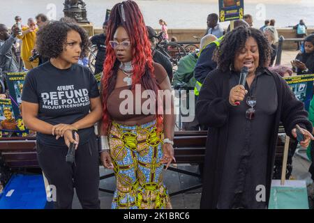 Westminster, Londres, Royaume-Uni. 17 septembre 2022. Les militants se rassemblent près du front de mer de la Tamise pour réclamer une réforme de la justice et de la police. L’image montre trois haut-parleurs de premier plan, dont un portant un t-shirt « DEFUND THE POLICE », un autre avec des tresses rouges et noires, et un troisième parlant dans un microphone. L’événement comprend des banderoles, des pancartes et une foule visible, mettant en lumière les thèmes de la justice sociale, de la mobilisation communautaire et de l’antiracisme. Manifestation devant New Scotland Yard en faveur de Chris Kaba, un homme noir de 24 ans qui a été mortellement abattu par la police Penelope Barritt/Alamy Live News Banque D'Images