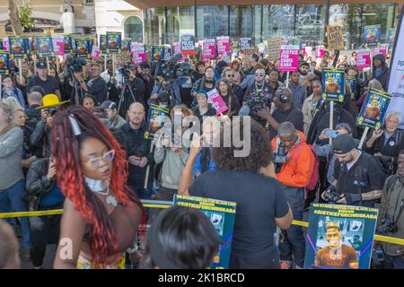 Westminster, Londres, Royaume-Uni. 17 septembre 2022. Des manifestants se rassemblent à Londres pour réclamer justice pour Chris Kaba, un jeune Noir abattu par la police. Les manifestants tiennent des pancartes, chantent des slogans et s'engagent avec les médias à l'extérieur d'un bâtiment moderne, appelant à la responsabilité et à un changement systémique. Manifestation devant New Scotland Yard en faveur de Chris Kaba, un homme noir de 24 ans qui a été mortellement abattu par la police Penelope Barritt/Alamy Live News Banque D'Images