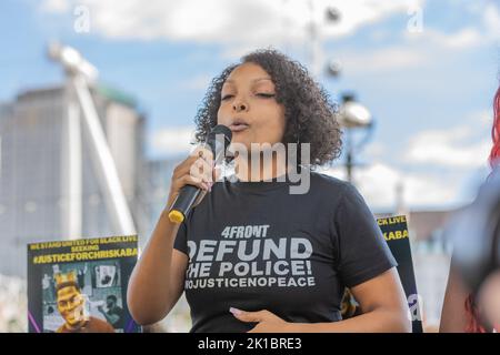 Westminster, Londres, Royaume-Uni. 17 septembre 2022. Un conférencier du 4Front Project s’adresse à la foule lors d’une manifestation Justice for Chris Kaba à Londres, appelant à une réforme de la police et à la responsabilisation. Le manifestant porte une chemise lisant « DEFUND LA POLICE ! #NOJUSTICENOPEACE » alors que les affiches réclament justice pour Chris Kaba, un jeune Noir abattu par la police. Manifestation devant New Scotland Yard en faveur de Chris Kaba, un homme noir de 24 ans qui a été mortellement abattu par la police Penelope Barritt/Alamy Live News Banque D'Images