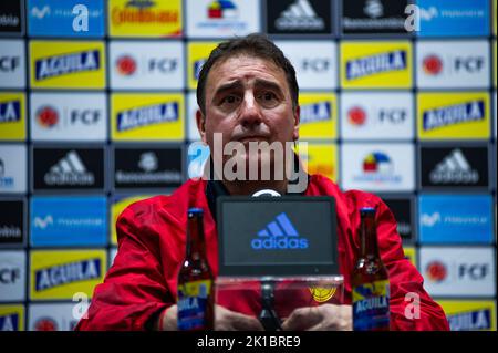 L'équipe de football colombienne Coah Nestor Lorenzo parle lors d'une conférence de presse après la décision d'appeler les vétérans de l'équipe: Radamel Falcao, James Rodri Banque D'Images