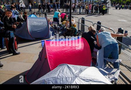 Londres, Royaume-Uni. 17th septembre 2022. Les gens ont installé des tentes sur la place du Parlement devant le funéraire de la reine Élisabeth, le deuxième lundi, 19 septembre. Crédit : Karl Black/Alay Live News Banque D'Images