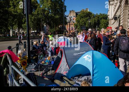 Londres, Royaume-Uni. 17th septembre 2022. Les gens ont installé des tentes sur la place du Parlement devant le funéraire de la reine Élisabeth, le deuxième lundi, 19 septembre. Crédit : Karl Black/Alay Live News Banque D'Images