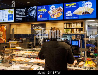 Londres, Royaume-Uni. 17th septembre 2022. Un panneau dans Greggs les boulangers disant que le magasin sera fermé sur 19 septembre en raison des funérailles de QueenÕs. Crédit : Karl Black/Alay Live News Banque D'Images