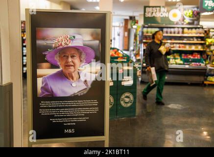 Londres, Royaume-Uni. 17th septembre 2022. Un panneau dans Marks and Spencer envoyant des condoléances à la Reine et à la famille royale. Crédit : Karl Black/Alay Live News Banque D'Images