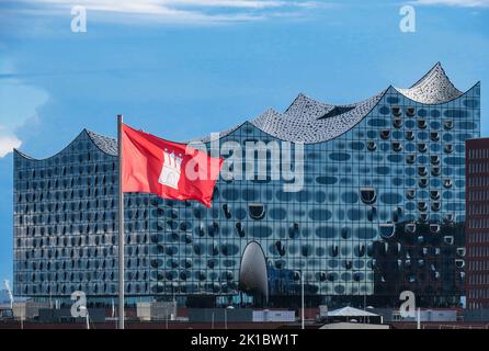 Hambourg, Allemagne. 09th septembre 2022. Le drapeau de Hambourg s'envole contre la toile de fond du Hall philharmonique d'Elbe. Crédit : Soeren Stache/dpa/Alay Live News Banque D'Images