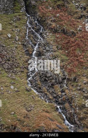 Image de paysage épique d'un ruisseau de montagne sur le côté de Fleetwith Pike Lake District pendant le coucher de soleil d'automne Banque D'Images