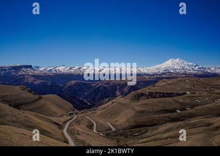 Panorama du mont Elbrus sur fond de la chaîne du Caucase principal. Karachay-Cherkessia. Russie. Banque D'Images